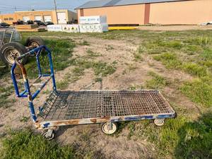 lot 12 image: Flatbed Cart