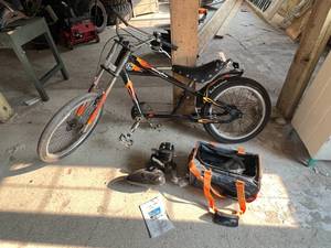 lot 17 image: Schwinn Sting Ray & Bicycle Engine Kit