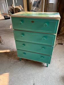 lot 24 image: 4 Drawer Dresser