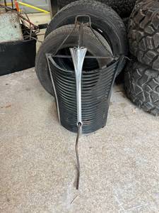 lot 28 image: Ford V8 Grill - Wall Hanging