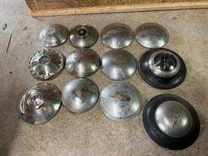 lot 40 image: Hub Caps