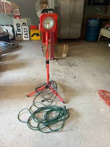 lot 61 image: Shop Light & Extension Cord