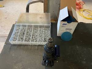 lot 62 image: Bottle Jack, Speed Lokots Discs & Rivets