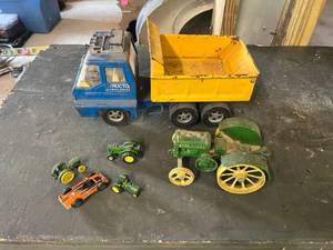 lot 142 image: John Deere Cast Iron Tractor, Structo Truck & Mini John Deere Tractors