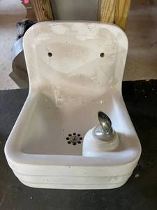 lot 153 image: Crane Porcelain Water Fountain