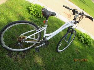 lot 6 image: Womens Aero Schwinn Aluminum 21-spe...