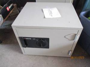 lot 8 image: Sentry 1230 Fireproof Combination H...