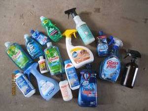 lot 17 image: Box of household cleaners...