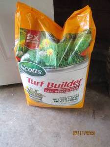 lot 25 image: Scotts Turf Builder winter guard fa...