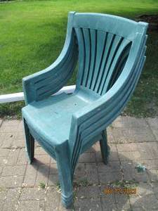 lot 43 image: Set of 4- green plastic patio chair...