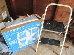 lot 47 image: Lasko box fan and metal fold-up sto...