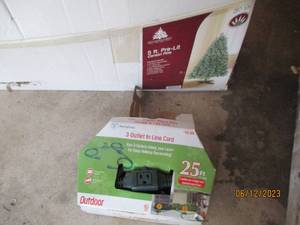 lot 86 image: 5 Pre-lit Carson Pine Artificial C...