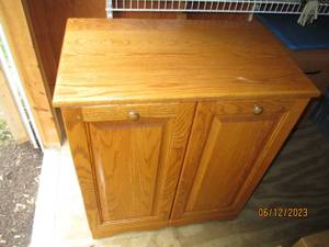 lot 112 image: Heavy Wood Dual garbagerecycling C...