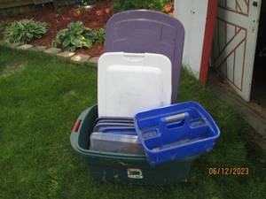 lot 119 image: Lot of assorted totes and lids...
