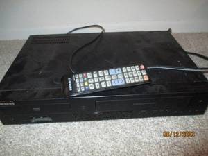 lot 133 image: Samsung 2-in-1 DVDVHS Player combo...