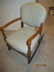 lot 135 image: Vintage Wood framed padded and Upho...