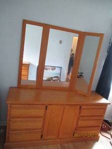 lot 165 image: Solid Oak Amish Made 6-drawer dress...