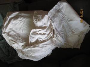 lot 170 image: King Sized flat and fitted sheet se...
