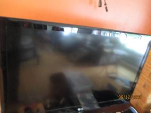 lot 173 image: 42 LG Flat-screen TV model 42LE530...