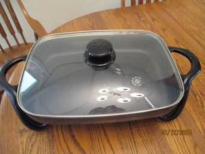 lot 182 image: Large Presto electric fryer...