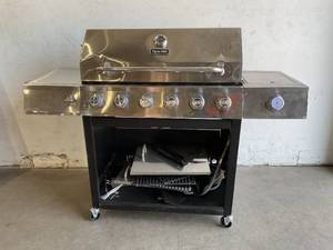lot 143 image: Dyna-Glo 6-Burner Natural Gas Grill in Stainless Steel with TriVantage Multi-Functional Cooking System