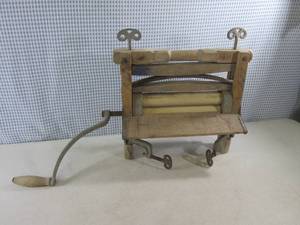 lot 4 image: (EW3) Antique Hickory Clothes Wring...