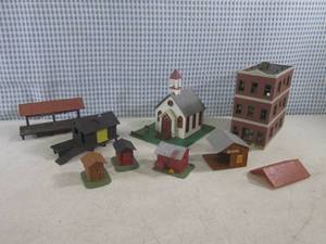 lot 21 image: (F-0) Misc Train Set Buildings - As...