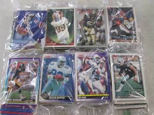 lot 87 image: (FS) 432 Assorted Football Cards - ...