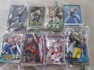 lot 90 image: (FS) 432 Assorted Football Cards - ...