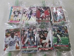 lot 92 image: (FS) 432 Assorted Football Cards - ...