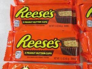 lot 101 image: (B-3) 18 Reeses Peanut Butter Cups ...