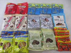 lot 117 image: (C-2) 15 Bags Assorted Candy Past D...