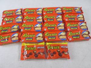 lot 118 image: (B-2) 18 Reeses Big Cups and Minis ...