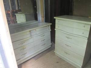 lot 134 image: (UE5) 2pc Vintage Dresser Set - 6-D...