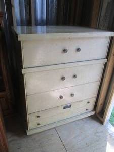 lot 139 image: (UE5) Vintage 4-Drawer Dresser - 43...