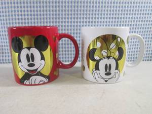 lot 152 image: (CSB) Mickey and Minnie Mouse Mugs...