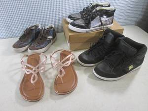 lot 157 image: (BS) 4 Pairs of Shoes Ugg Size 4 DC...