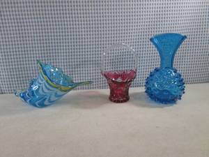 lot 167 image: (FS) 3pcs Colored Glass Decor...