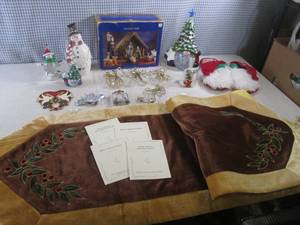 lot 172 image: (G-1) Assorted Christmas Decor...