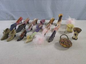 lot 219 image: (EC1) Assorted Knick Knack Decor Sh...