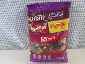 lot 287 image: (B-3) 55pc Bag Bite Size Candy 1 po...