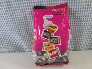 lot 288 image: (B-3) 2 Pounds 3oz Party Pack Minia...