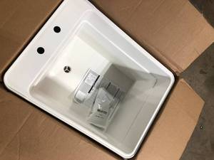 lot 21 image: MUSTEE 18 in. x 24 in. Plastic Utilatub Single Laundry Tub in White  Customer Returns See Pictures