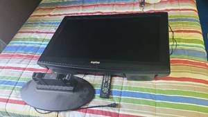 lot 204 image: Sanyo TV with stand and remote. Unt...