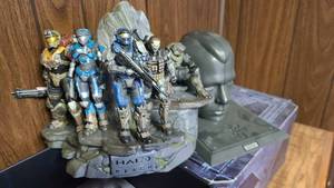 lot 200 image: Halo Reach collectable statuette wi...