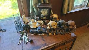 lot 189 image: Desktop knicknacks and windchimes....