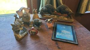 lot 183 image: Buffalo and bison decor items...
