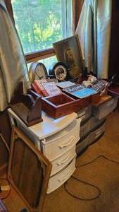 lot 167 image: Storage containers and wall decor i...