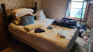 lot 162 image: Bedroom furniture lot, Queen size b...
