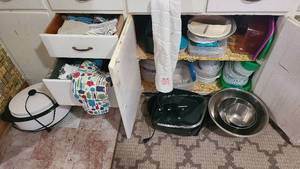 lot 137 image: Contents of Kitchen cabinets left o...